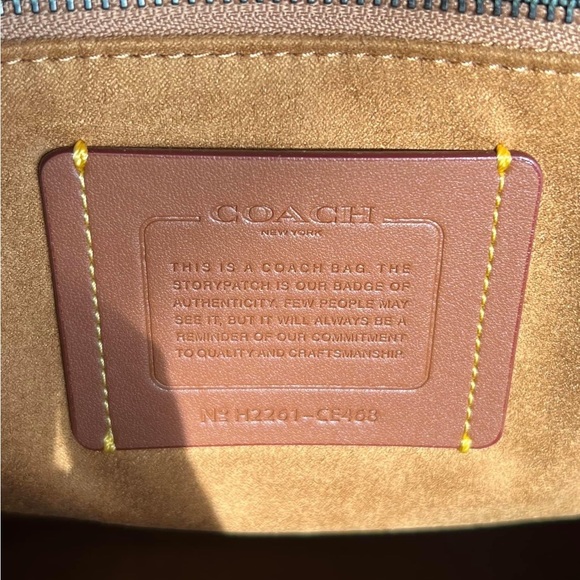 💰SOLD - CE468 - Coach Field Tote 40 with Coach Badge - Picture 8 of 11